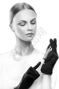 身穿医疗外形黑色防护橡胶手套的女医生持有注射器图片