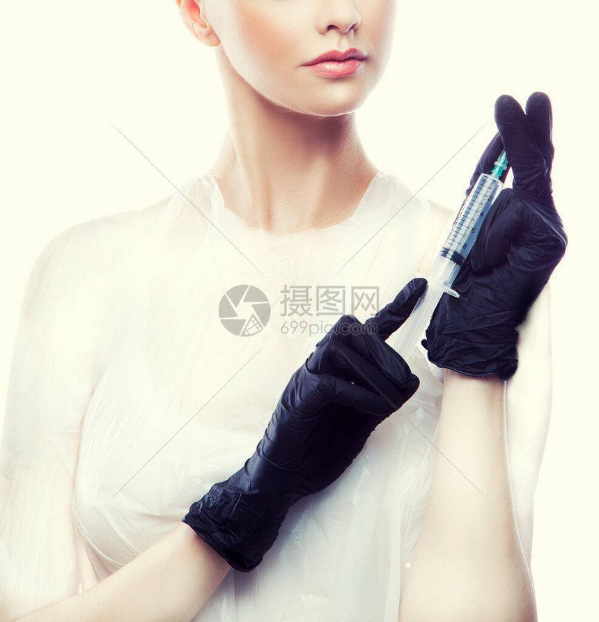 配备注射器的护士女图片