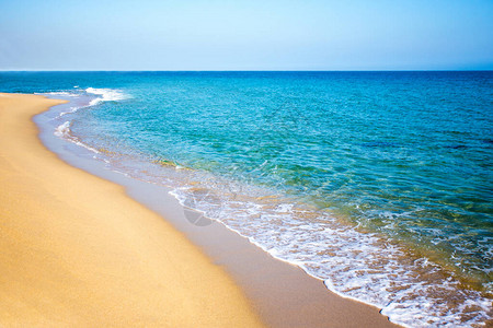 夏季海滩背景与沙子大海和晴朗的天空图片