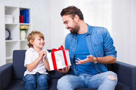 父亲节或圣诞节的概念小儿子和他的父图片