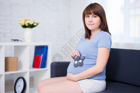 孕妇与小婴儿袜合影的肖像图片