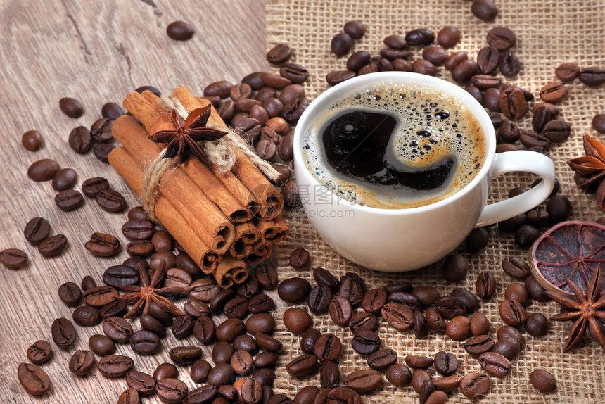 咖啡豆和咖啡杯放在木制桌上咖啡在图片