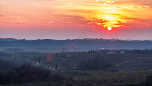 太阳落下在FriuliVeneziaGiuli高清图片
