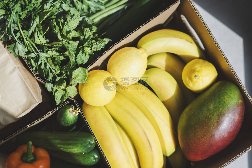 食品供应服务纸箱中的水果和蔬菜当地农场市图片