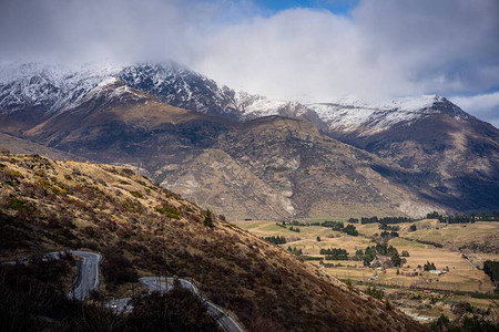 新西兰皇冠山脉蜿蜒道路的风景背景图片