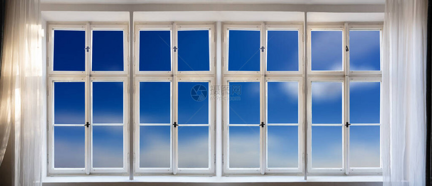 通过旧窗口概念查看模糊蓝天背景带有框架把手和窗台的老式白色窗格窗帘透明眼镜图片