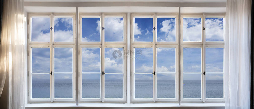 通过旧窗口概念查看平静的大海和蓝天背景带有框架透明眼镜把手和窗台的老式白图片