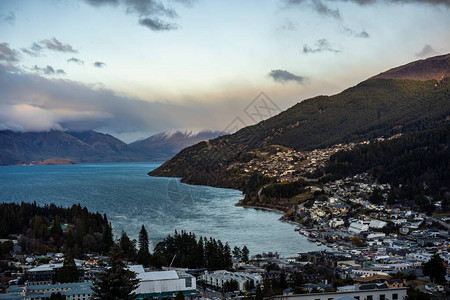 日落时新西兰皇后镇的风景图片