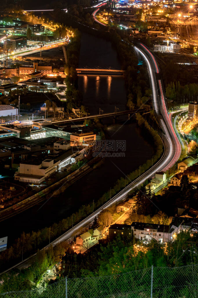 从法国山上看格勒诺布尔的夜景图片