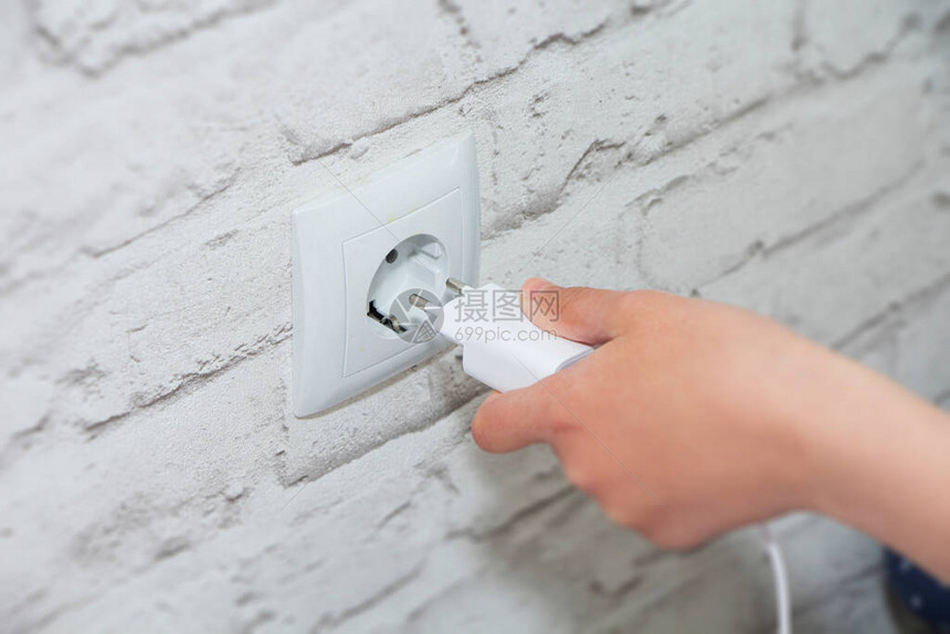 连接充电器到墙上插座节省能量图片
