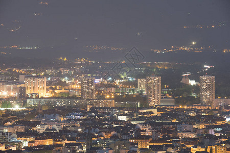 从山上看格勒诺布尔的夜景高清图片