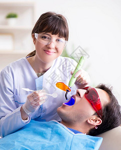 病人看牙医进行定期检图片