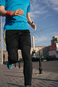 在城里奔跑的人健身锻炼运动生图片
