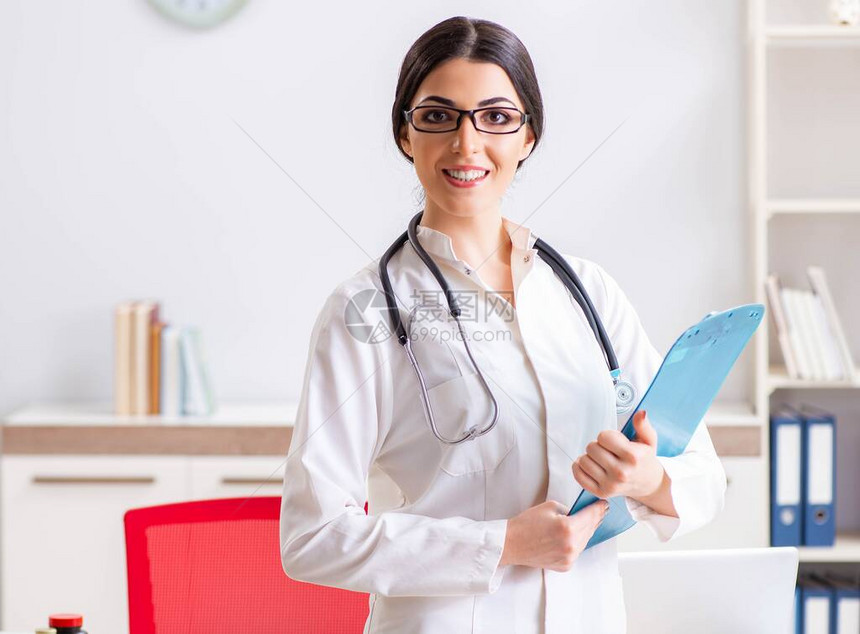 在医院工作的女医生图片