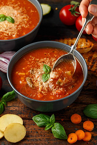 季节蔬菜典型的矿泉汤和意大利面配有奶酪图片