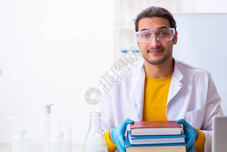 准备考试的年轻化学家生图片