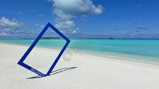 在沙滩的白色沙滩上是一个用于拍照的蓝色框架图片
