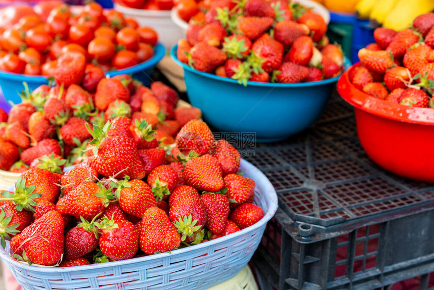 许多熟的红草莓都关门出售2021年蔬菜和水果零售市场展图片
