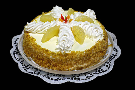 美味的蛋糕有坚果菠萝奶油在白带餐图片