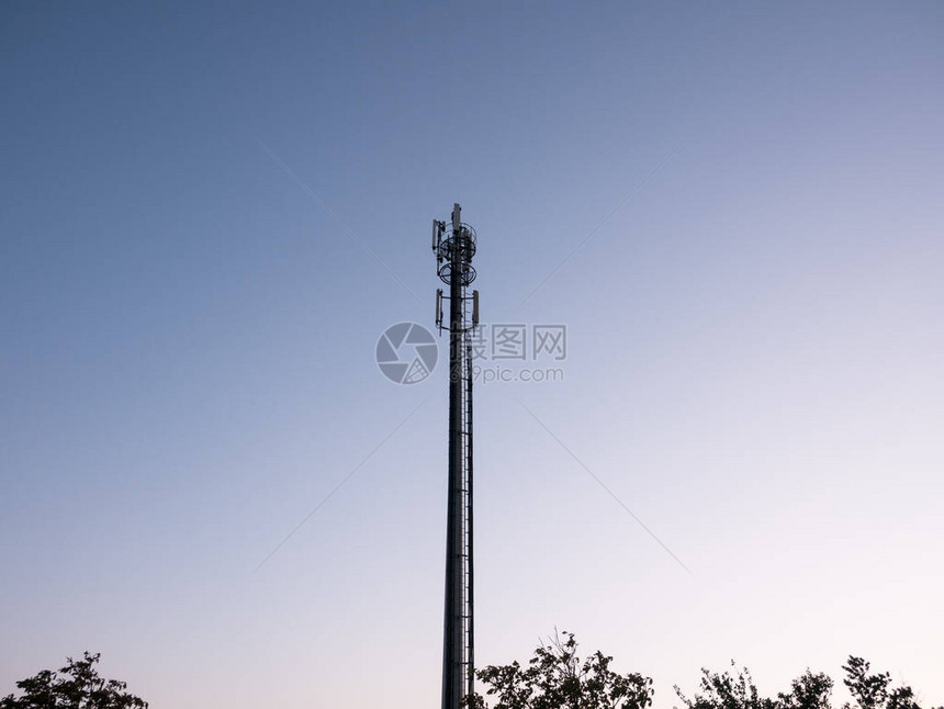 行动电话塔通信天线或黄昏时钟的轮光杆图片
