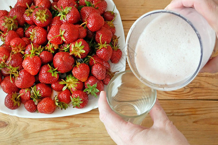 在多汁草莓背景上以新鲜水果图片