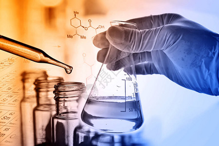 科学家手中的烧瓶实验室玻璃器皿科学家图片