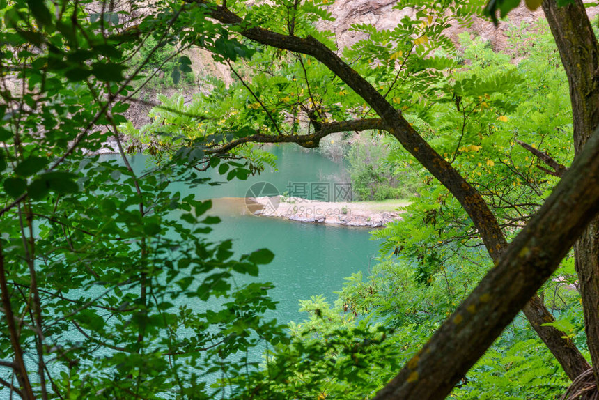 美丽的充满活力的绿色深山湖泊图片