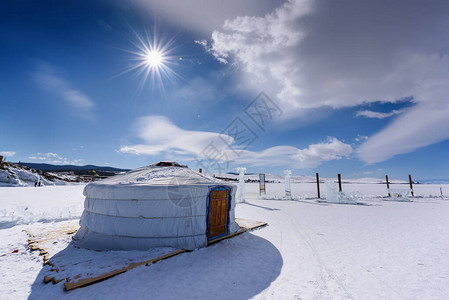 优特站在冰冻的贝加尔湖上面满是雪与美图片