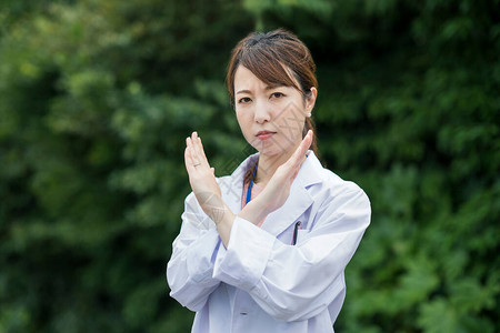 身穿白大褂的亚洲女医护人员拒绝图片