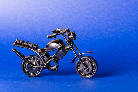 蓝色背景的自制金属模拟玩具机图片