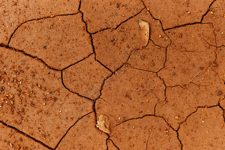 干旱季节干土裂缝干旱土壤地面破碎和粗糙表面红泥粘土顶视图片