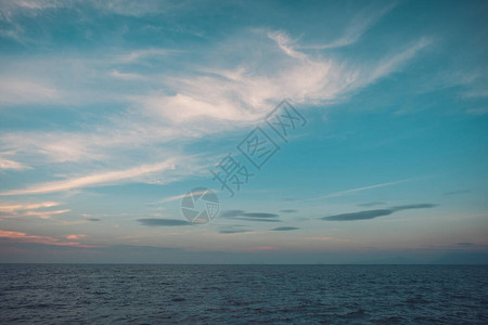 夜晚美丽的蓝色天空背景的海洋或海洋图背景图片