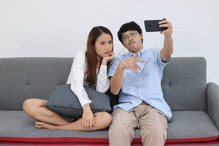 有魅力的年轻亚洲夫妇在客厅一起拍照或自拍爱情和浪漫的人概图片