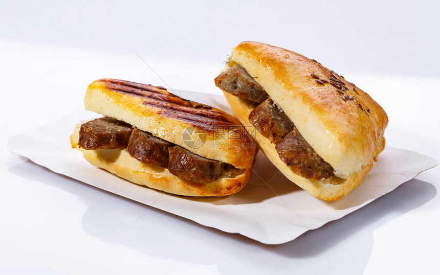 街头食品三明治配白盘子上的肉白色背景美味的三图片