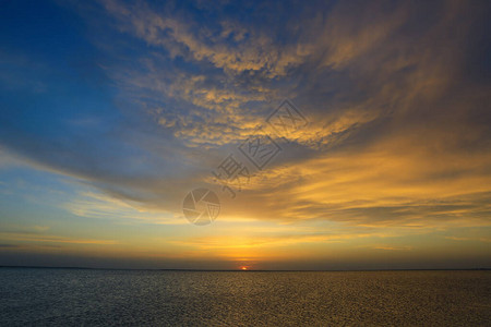 夕阳下海上美好的傍晚天空图片