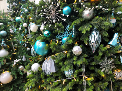 与蓝色和白色玩具的圣诞树带有白色和蓝色装图片
