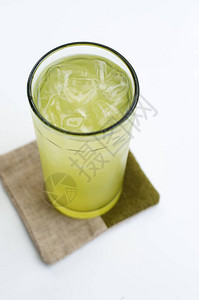 桌上玻璃杯中的冰绿茶图片