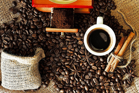 加香咖啡豆和肉桂的热意式浓缩咖啡图片