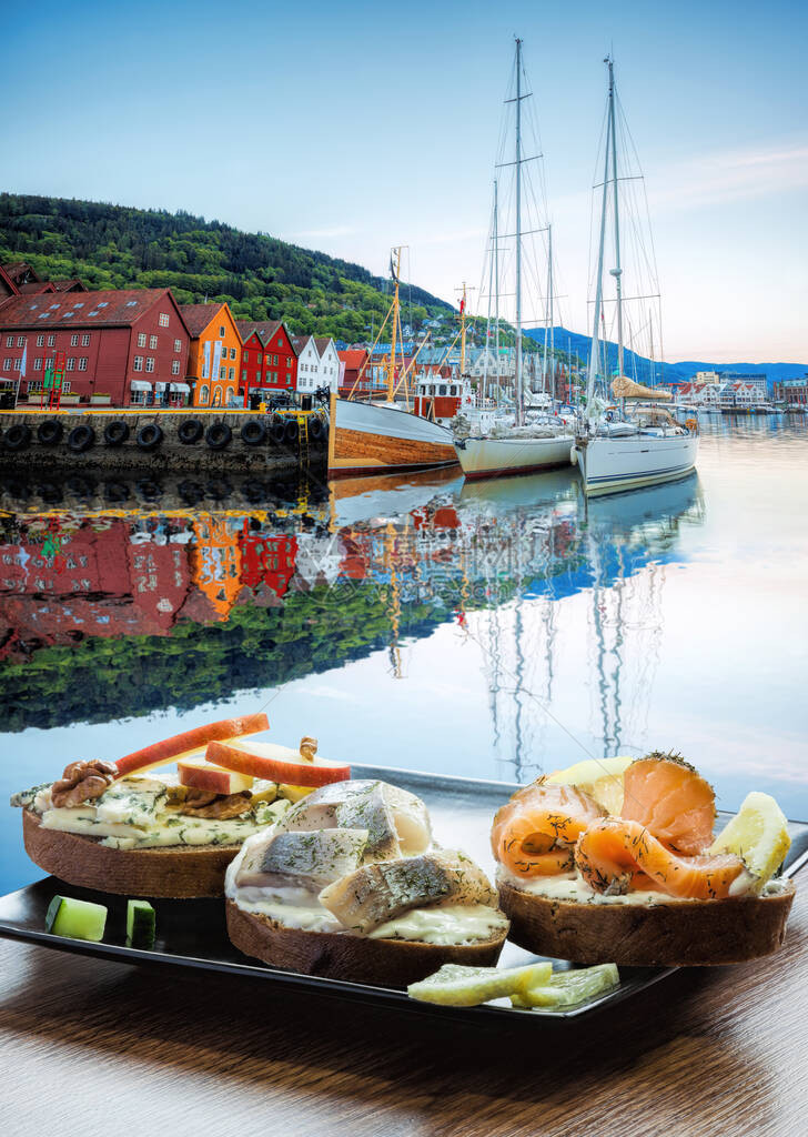 在挪威教科文组织世界遗产地点卑尔根与船只对布雷根街的典型斯堪的纳图片