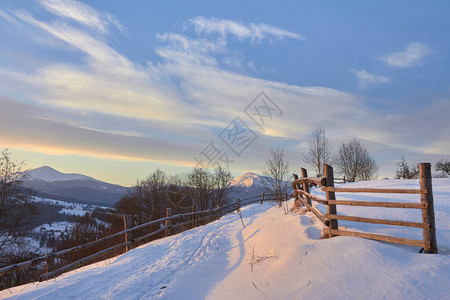 山上美丽的冬天风景日出雪覆盖了图片