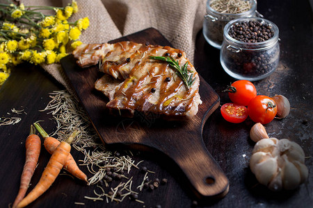 木桌上的美味牛肉或麻点牛排烤烧牛排配新鲜蔬菜用有机烹饪的成分大蒜和图片