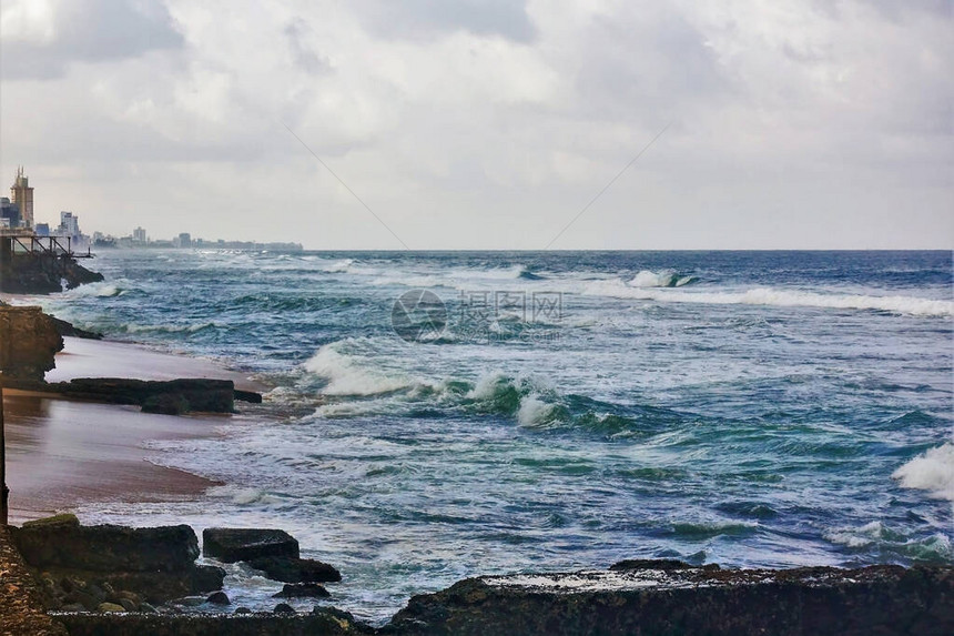 海洋的泡沫绿宝石波浪奔向沙滩图片