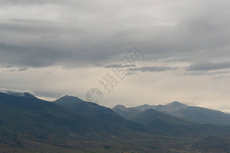 云多的天空地平岩脊山上徒步自然休养和图片