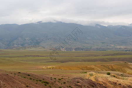 草原黄山沟壑云下干旱景观有水土流失痕迹的山脉山羊图片