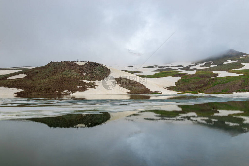 夏季亚美尼亚山区的AlpineLake图片