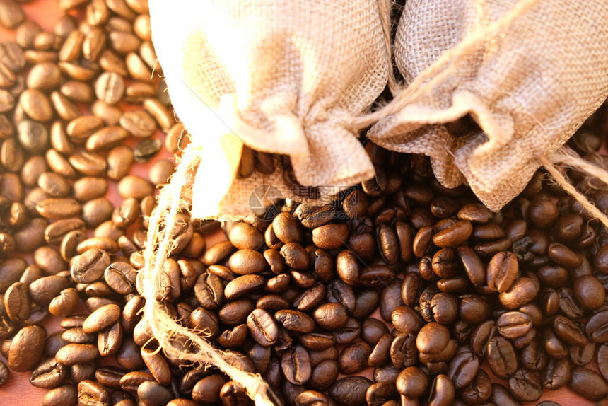 关闭咖啡豆和大型咖啡豆放在木图片