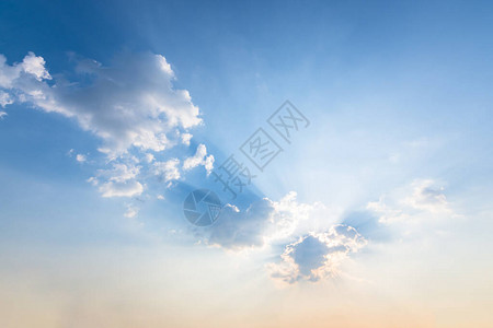 天空背景云彩和太阳光图片