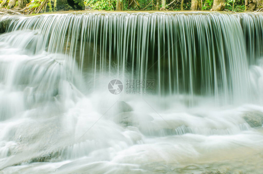 前往泰国北碧府怀美卡明瀑布自然公园的热带雨林中美丽的瀑布图片