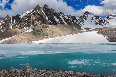 美妙的山景与绿松石湖倒影山峰吉尔斯坦天山吉尔斯阿拉图山脉阿迪金湖图片