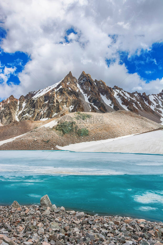 美妙的山景与绿松石湖倒影山峰吉尔斯坦天山吉尔斯阿拉图山脉阿迪金湖图片